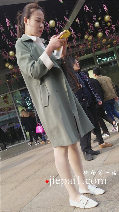 4k-街拍低头玩手机的美腿肉丝袜高挑女神。