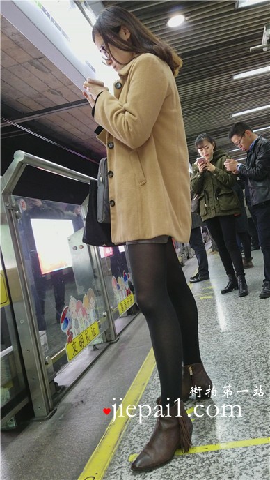 4k-地铁站街拍黑丝长腿毛呢外套美女姐姐。 