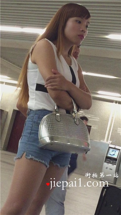 清纯热裤美腿女孩在等地铁。
