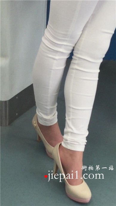 性感修身白裤高跟鞋粉衣MM。