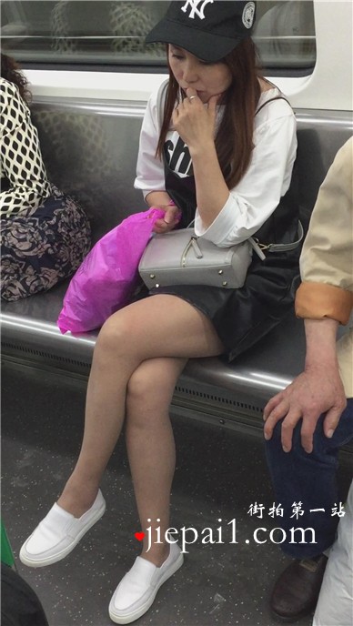 地铁上忧郁的美腿白鞋鸭舌帽美姐姐