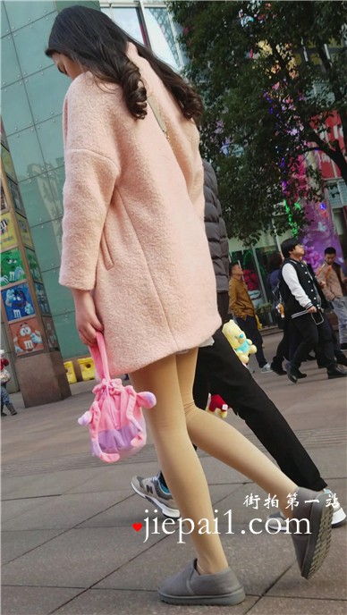 4k-街拍肉丝袜粉色长外套美女姐姐。