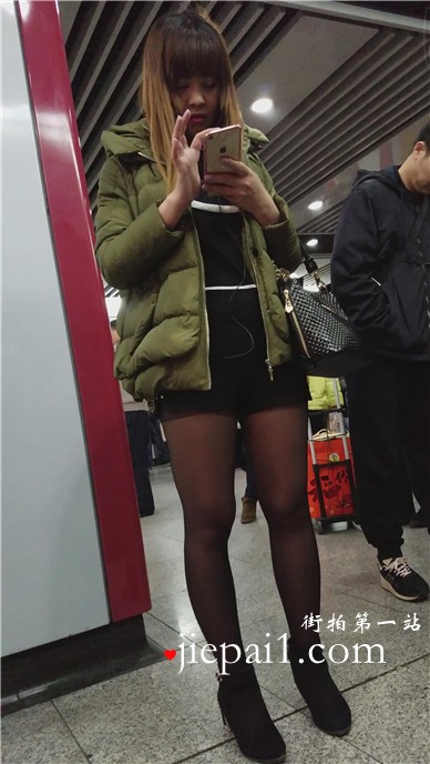 4k-军绿色外套黑丝美腿女神等地铁。