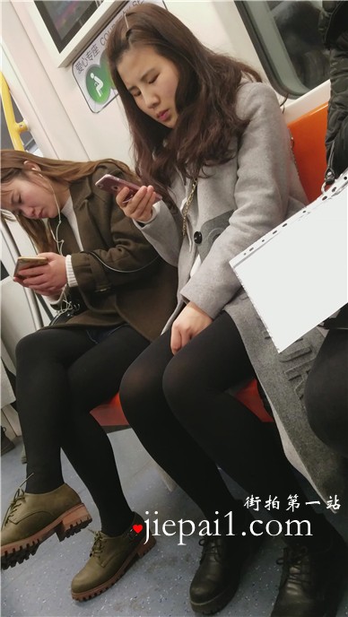 4k-地铁上玩手机的两位黑丝美腿美女姐姐。