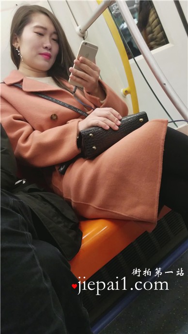 4k-地铁上的黑丝美腿性感美眉。