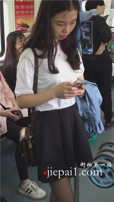 地铁拍摄短裙OL黑丝甜美小清新MM