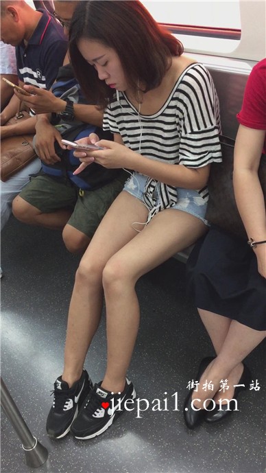 地铁车厢遇见美腿运动鞋清纯甜美的小美女。 