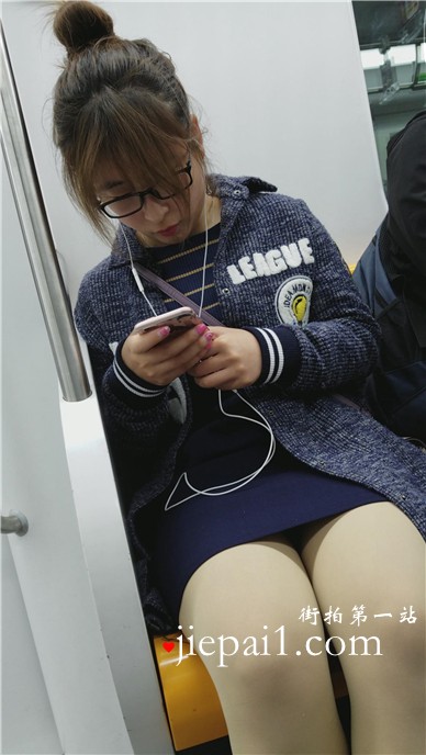 4k-地铁上煲电话粥的白丝袜美腿女孩，挺丰满。