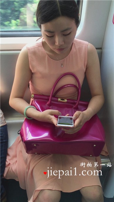 地铁车厢偶遇粉色连衣裙美腿高跟鞋美少妇。