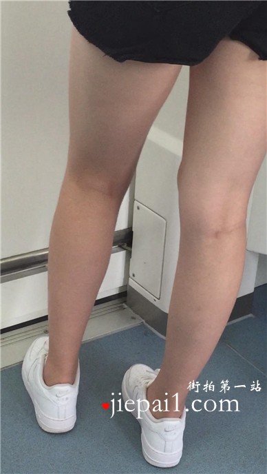 地铁上拍摄美腿美女，颜值逆天的高。