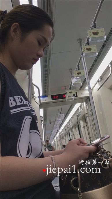 地铁上遇见坐旁边的重量级肥臀妹子