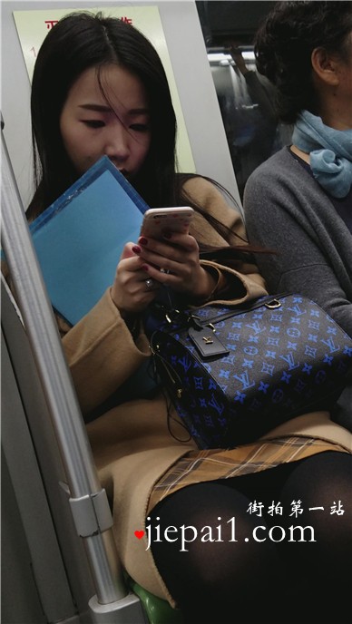 4k-黑丝美腿美眉地铁上玩手机被拍