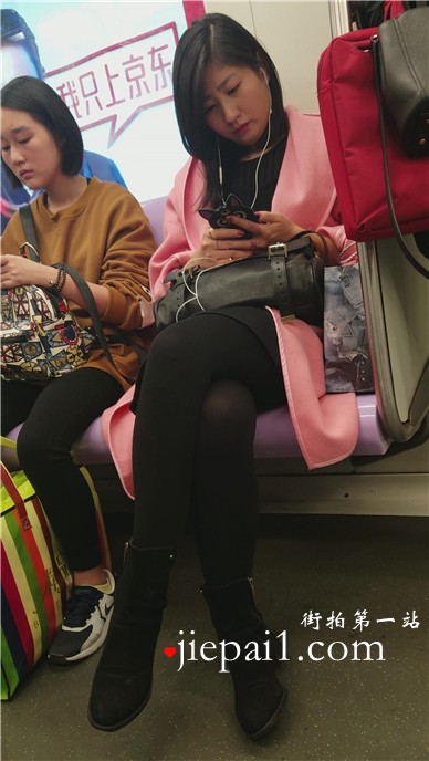 4k-地铁上拍摄颜值超高的长腿黑丝袜美眉。