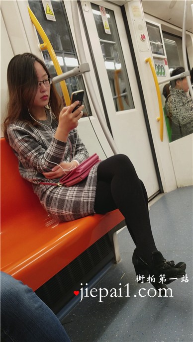 4k-地铁上拍摄小眼睛眼镜妹，光滑的长腿黑丝高跟。 