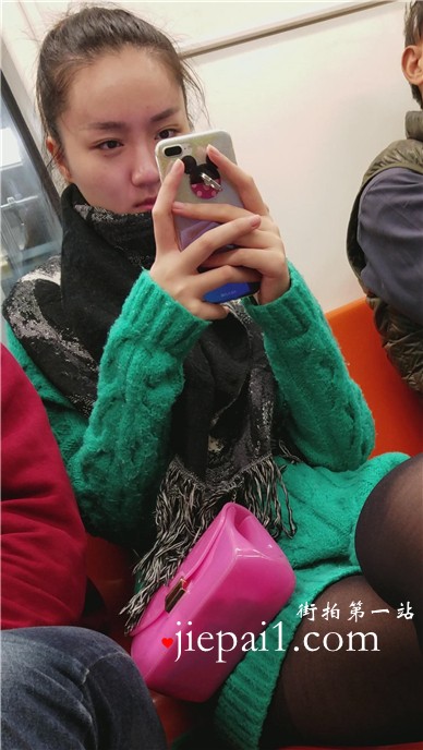 4k-小眼睛美眉地铁上玩手机被拍，超薄黑丝很性感。