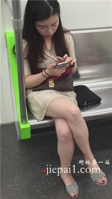 地铁偶遇白皙美腿美女。