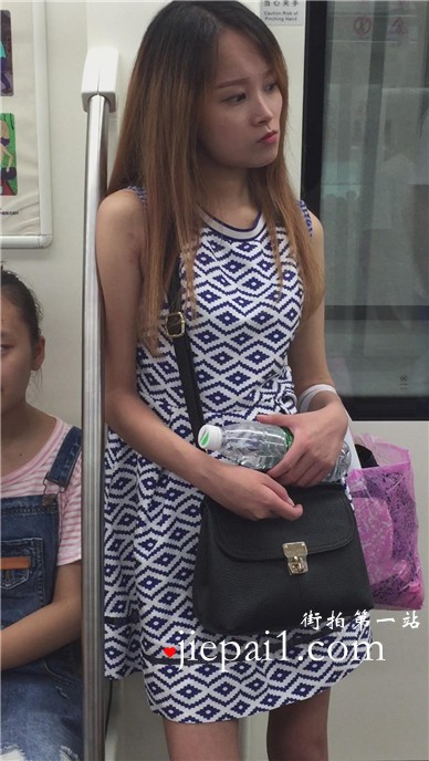 地铁上偶遇复古风公主裙美眉，一双素脚丫挺不错。