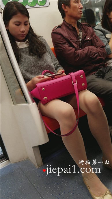 4k-地铁上看手机的肉丝少妇。