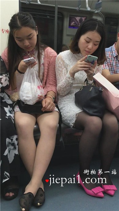 对面坐的两美女有点小诱惑，还让不让人好好坐地铁啦。
