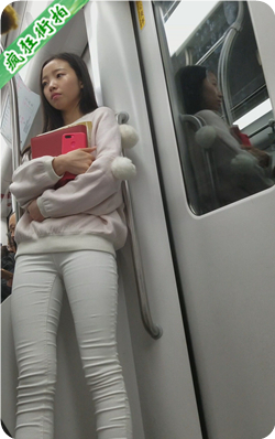 4K！地铁近拍白色紧身裤长发美女性感美腿-1GB