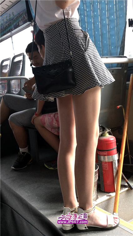公交车上超美的175高挑短裙长腿美眉-611MB