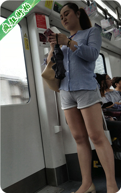4K视频！地铁上的灰色运动短裤肉丝美腿OL-213MB 