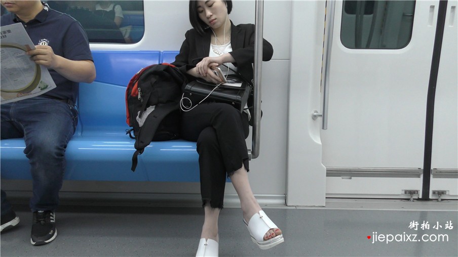 【已补档】4k-超长大片、地铁车厢特写白色坡高跟美足脚丫