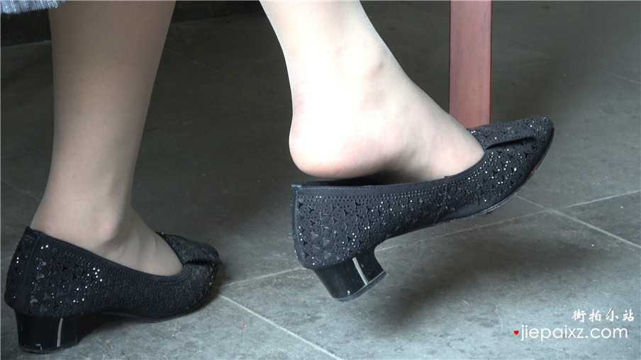 4k-风韵熟女的美足小平底鞋