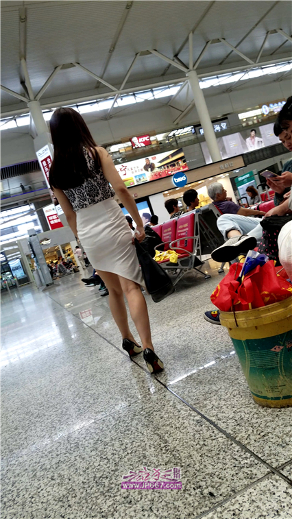 4K视频！车站候车的白色包臀短裙高跟性感少妇-708MB
