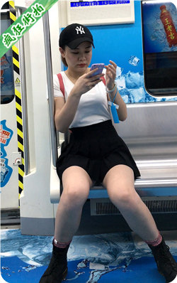 地铁坐姿豪放的黑色短裙丰满美眉-373MB