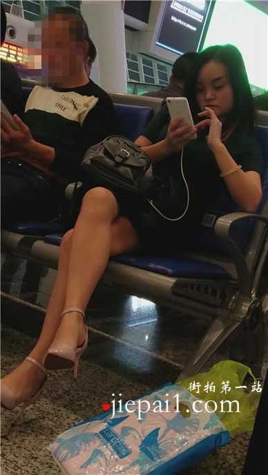 4k-车站候车室内的黑色尖嘴高跟美少妇，手机似乎玩得很入迷。
