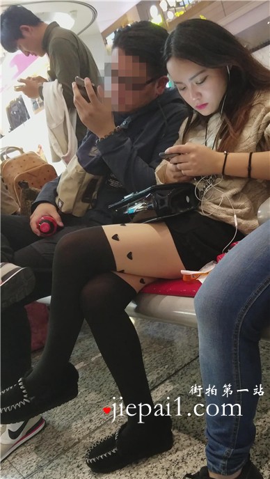 4k-车站候车室拍摄长腿黑丝美眉，个性丝袜颜值高。