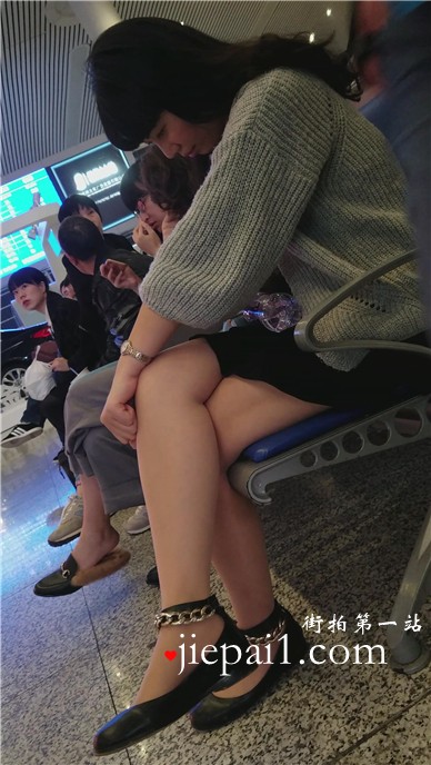 4k-高铁候车室偶遇白皙美腿知性优雅的熟女姐姐。