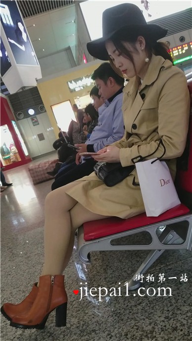 4k-高铁站候车室拍摄长腿肉丝高跟鞋女神，颜值超高。