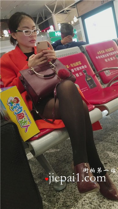 4k-车站候车室拍摄知性优雅名媛美女姐姐。