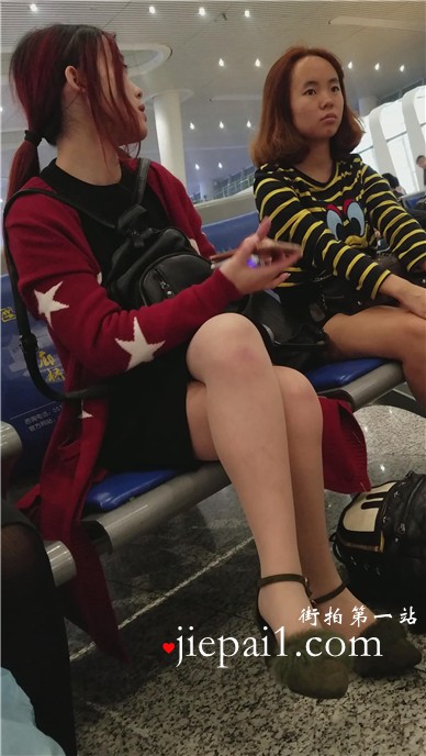 4k-高铁站候车室偶遇膝盖上有淤伤的小清新妹子跟闺蜜一起出行。