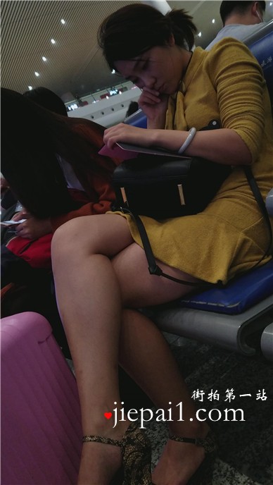 高铁站偶遇坐在对面的甜美知性美女，完美女神类型。