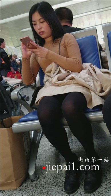 4k-高铁站候车室拍摄黑丝美腿大眼小清新女神姐姐