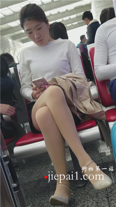 4k-高铁站候车室遇见颜值超高的优雅肉丝长腿女神姐姐