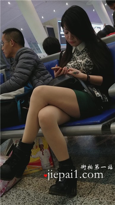 4k-高铁站候车室偶遇肉丝长腿大美女