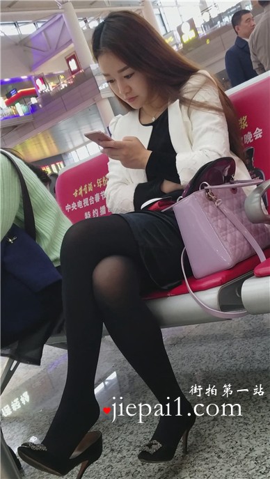 4k-高铁站候车室偶遇一优雅知性女神，黑丝高跟长腿颜值爆表。