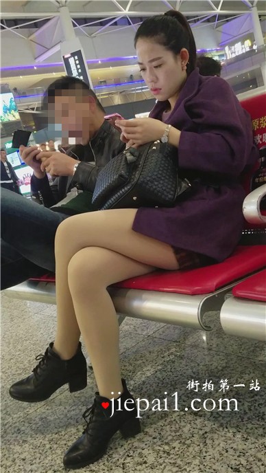 4k-车站候车室拍摄一大嘴美女，长腿加肉色丝袜。