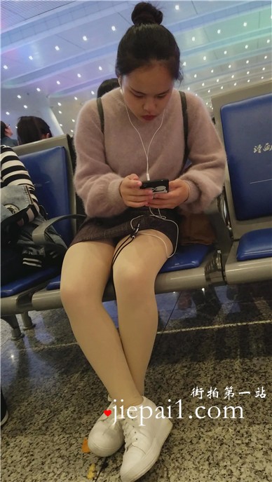 4k-高铁站候车室拍摄红彤彤厚唇的肉丝小妹，一直在玩手机。