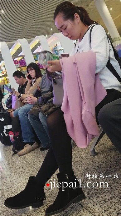 4k-高铁站候车室拍摄成熟的黑丝性感美腿少妇。