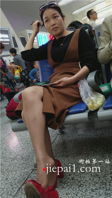4k-高铁站候车室偶遇美足长腿少妇，一双红艳艳的高跟鞋尤为加分。