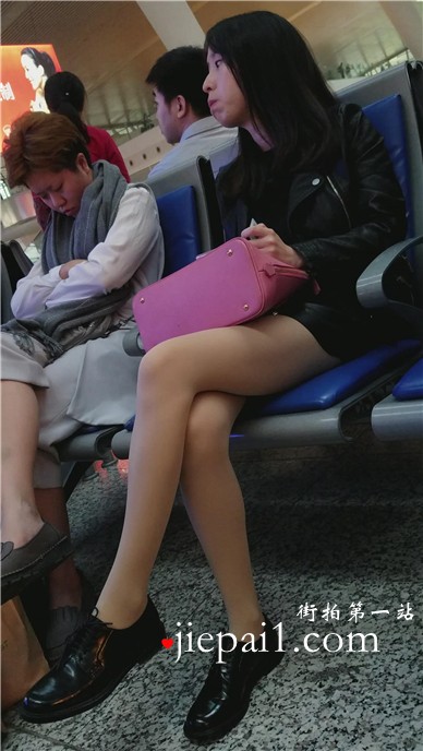 4k-高铁站候车室拍摄显得有点无聊的肉丝美腿美女