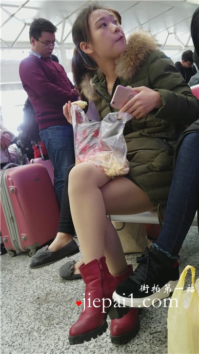 4k-高铁站候车室吃甘蔗的甜美小清新女孩。