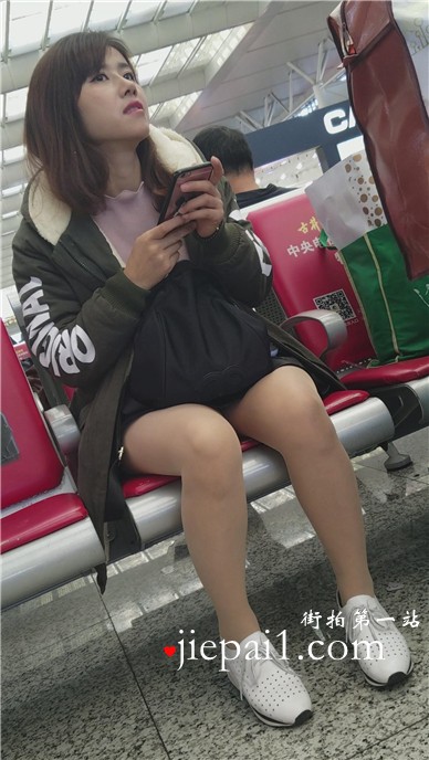 4k-高铁站候车室拍摄文静甜美小清新美腿女神姐姐。