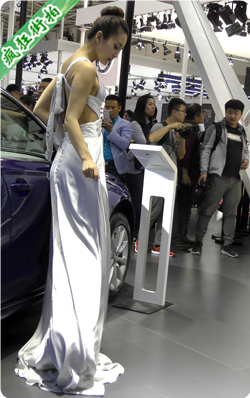 4K-车展白色连衣裙漏背装高挑美女模特-1.31GB