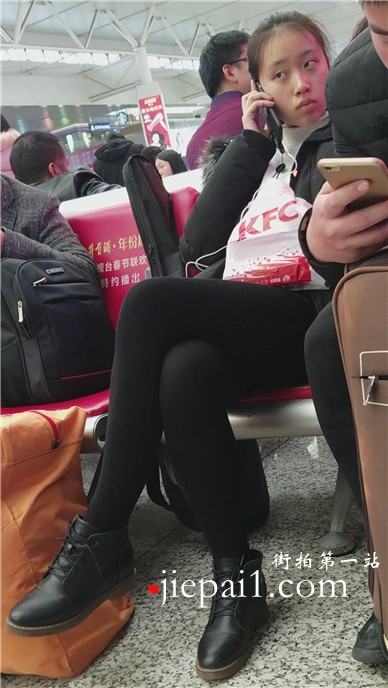 【已补档】4k-高铁站候车室偶遇低头玩手机的黑丝打底裤美女。